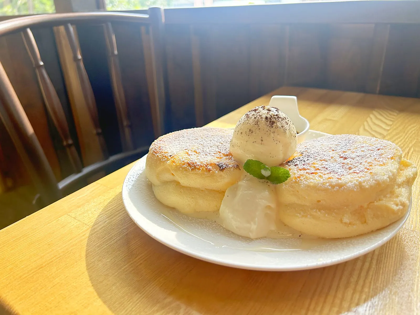 窓際の席に置いたエスプレッソのブリュレパンケーキ